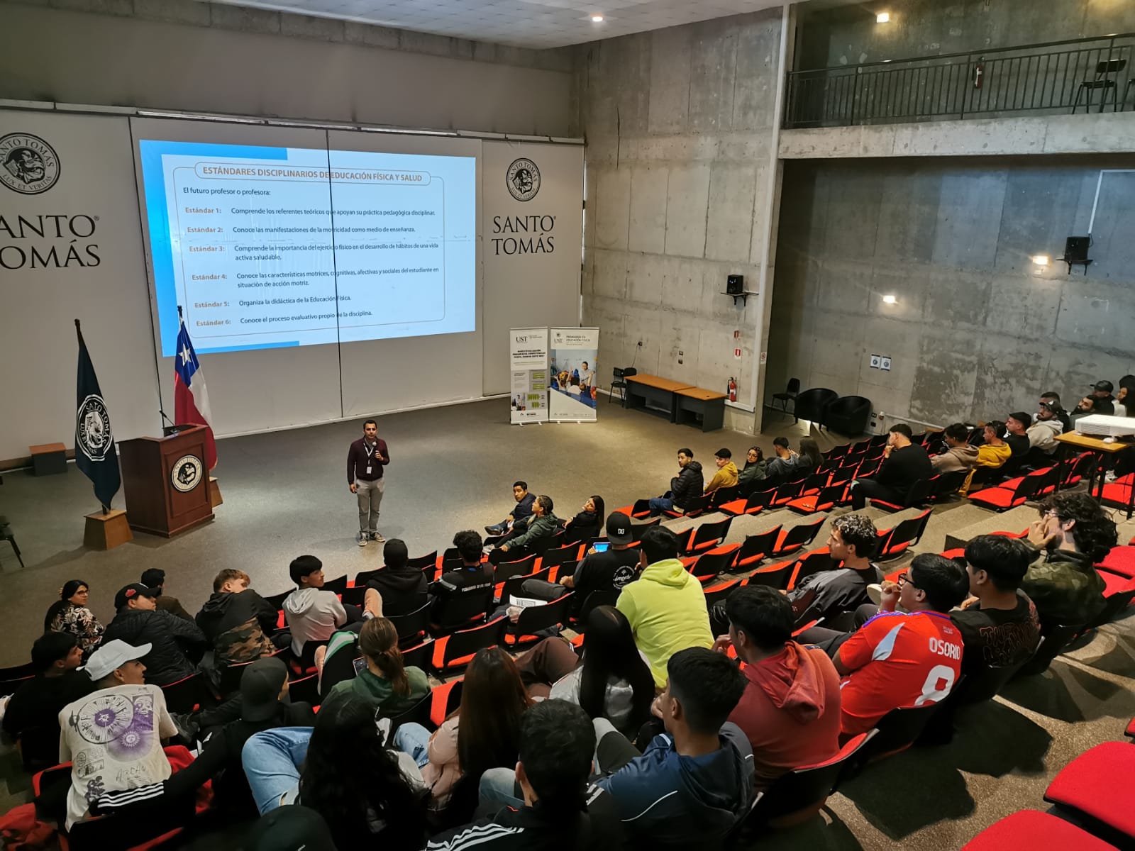 Tomasinos de Pedagogía en Educación Física se preparan para rendir el examen END en charla con profesionales de CPEIP