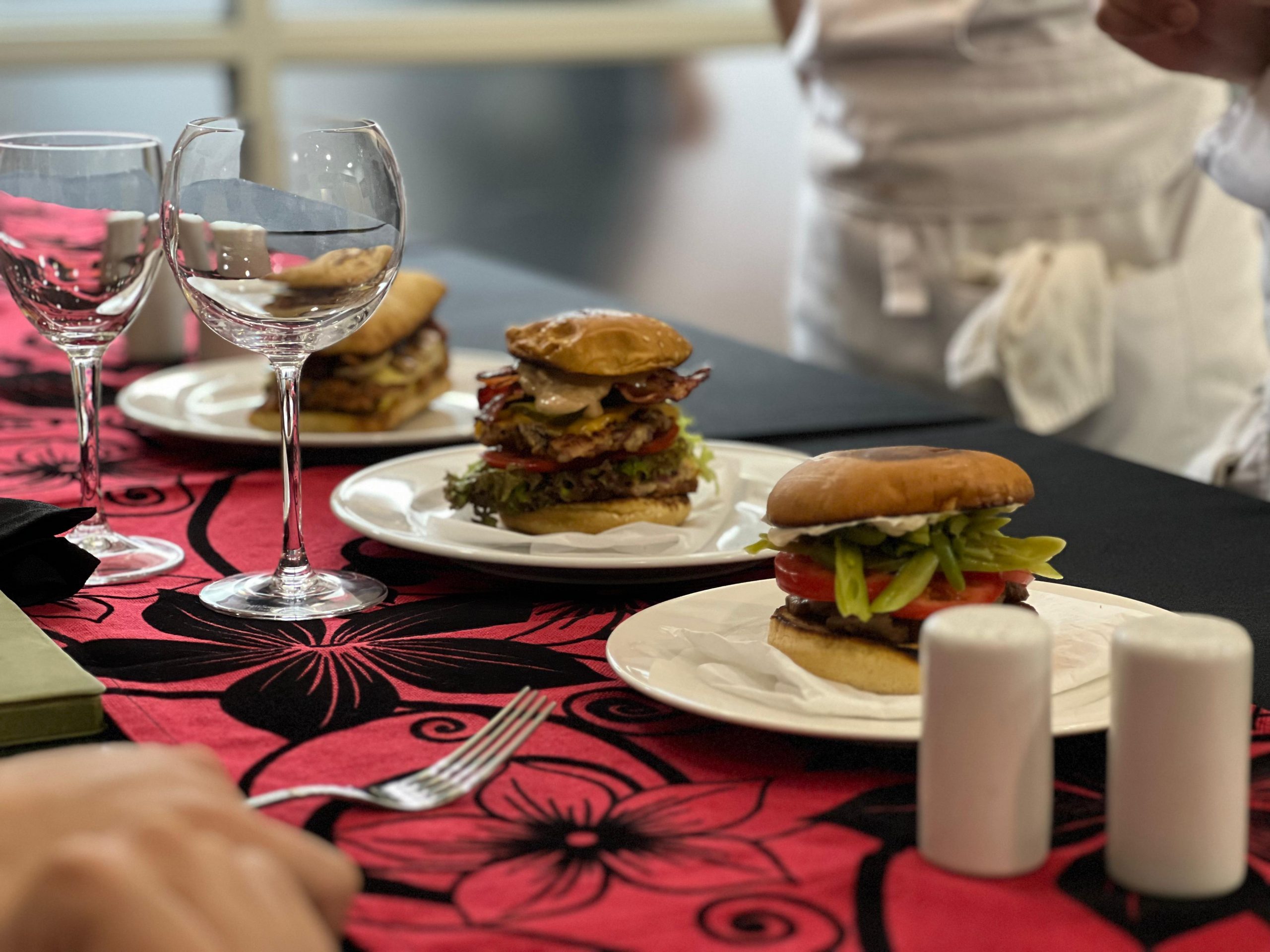 En concurso gastronómico: Estudiantes de CFT Santo Tomás preparan sándwiches clásicos de la cocina internacional y chilena