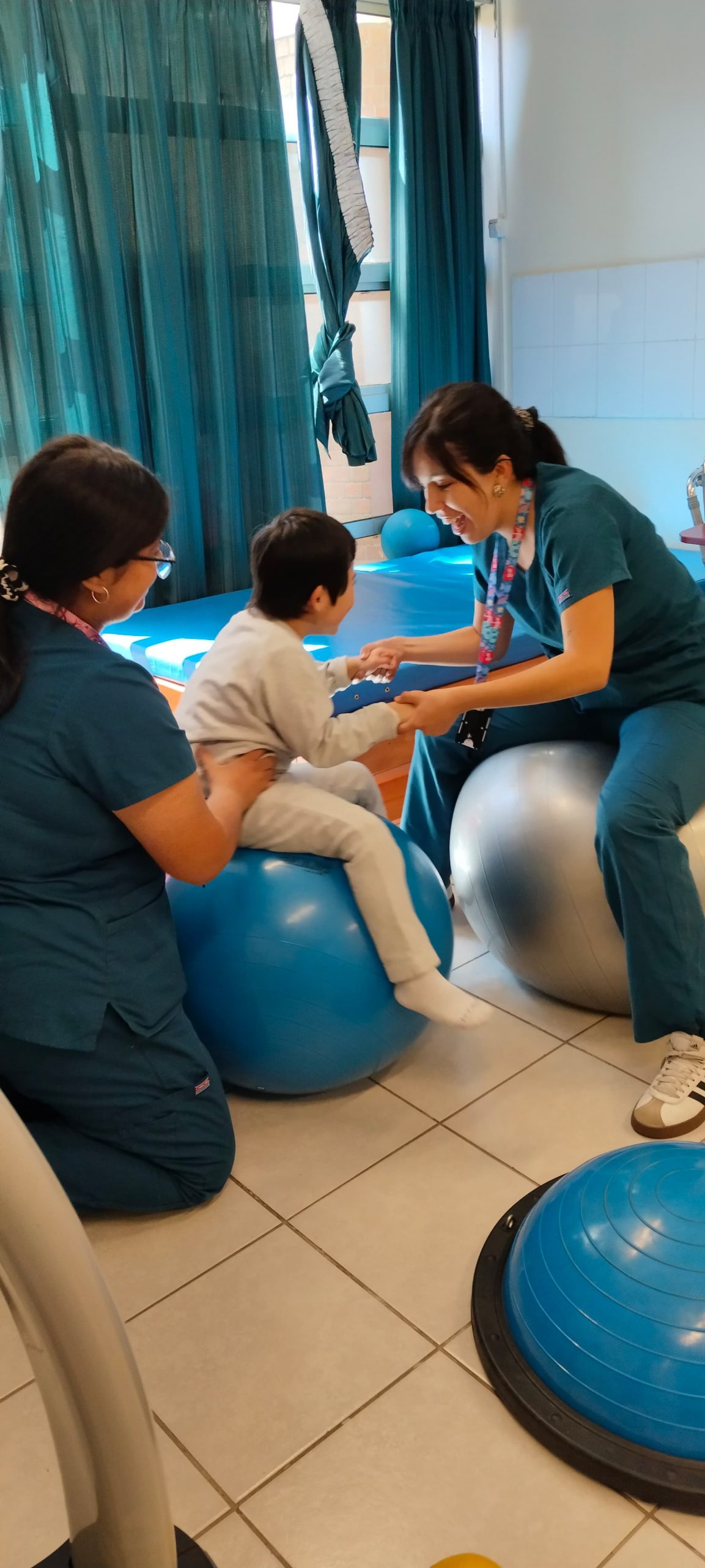 Estudiantes de Kinesiología de Santo Tomás Los Ángeles fortalecen su aprendizaje en neurorrehabilitación infantil con compromiso social