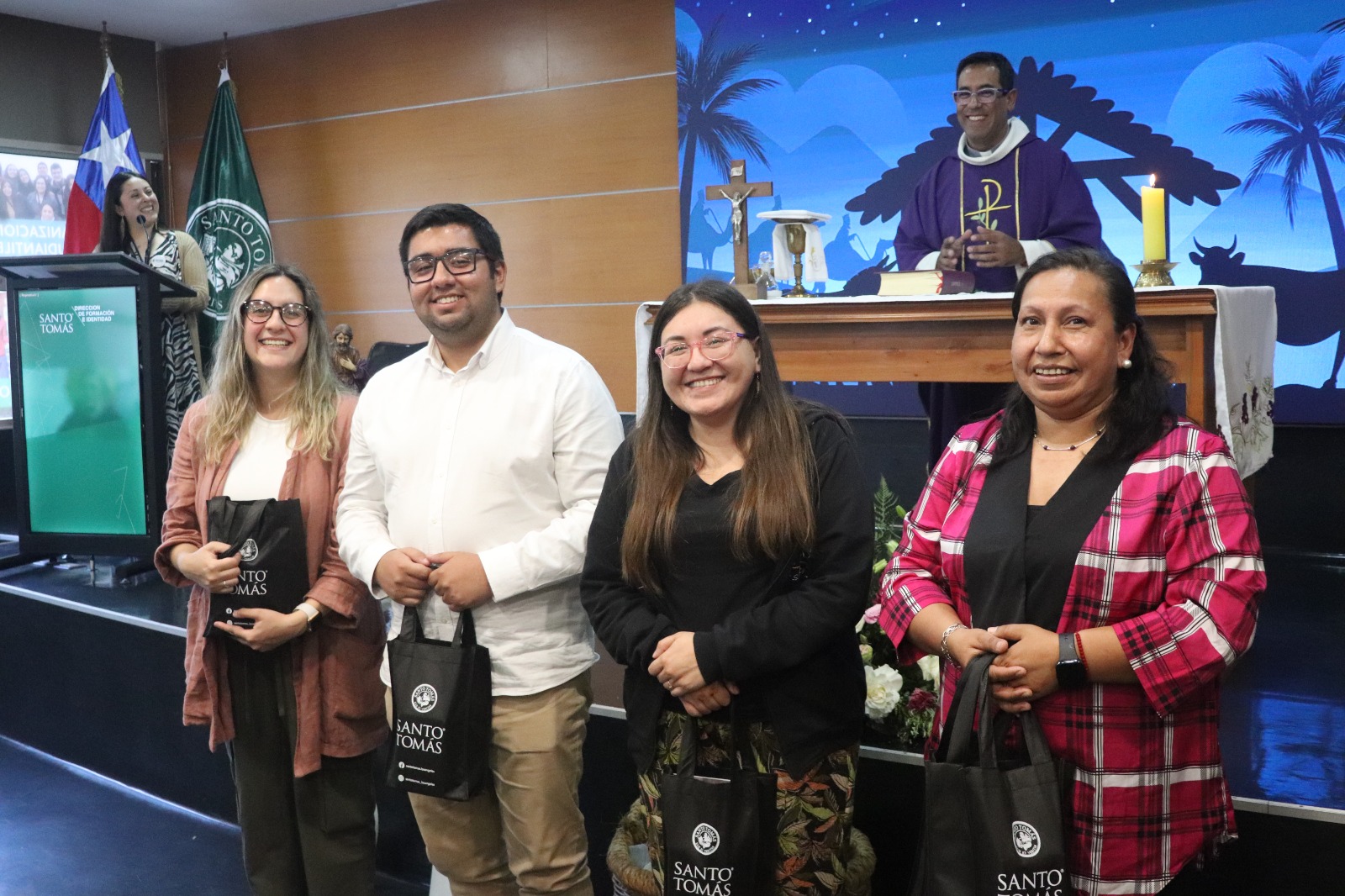 Comunidad Santo Tomás Los Ángeles celebró Encuentro Navideño