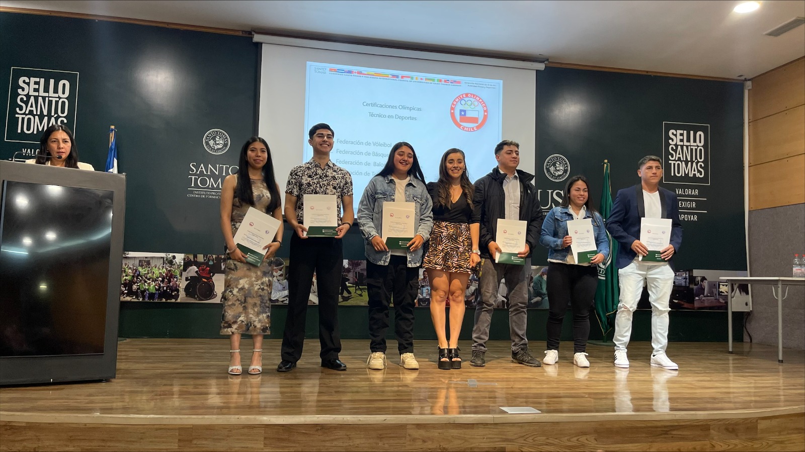 Estudiantes del Área de Actividad Física y Deportes reciben certificados otorgados por el Comité Olímpico de Chile