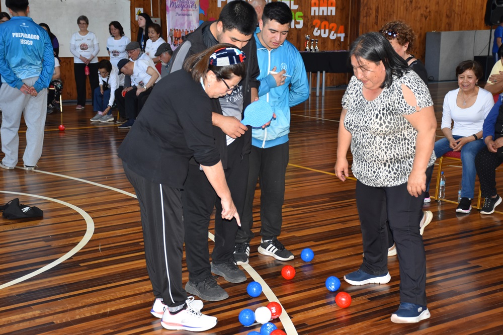 Estudiantes de Preparador Físico y personas de la tercera edad participaron en Campeonato Provincial de Bochas