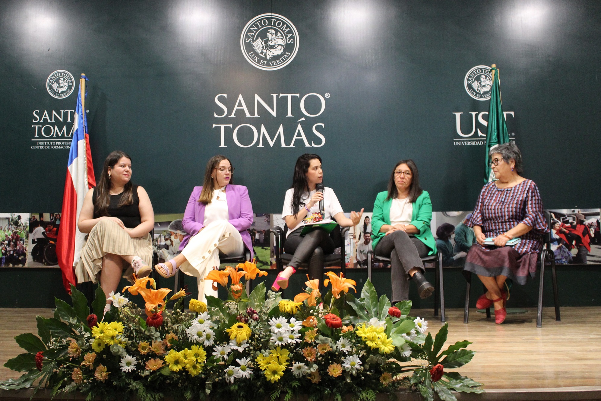 Santo Tomás Concepción inició periodo académico con conversatorio sobre personaje sello de Gabriela Mistral