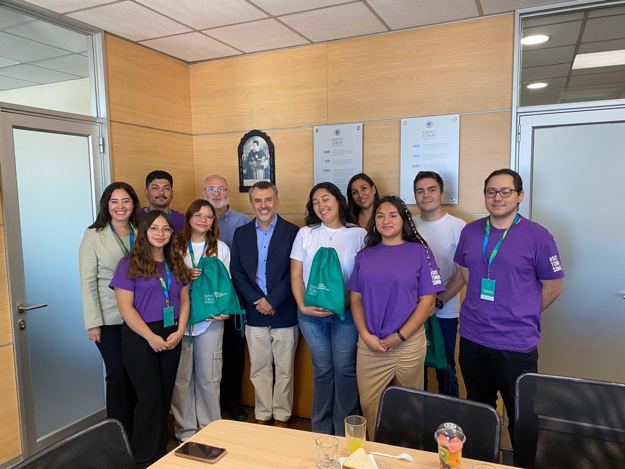 Los hermanos y líderes tomasinos 2024-2025 del IP-CFT Santo Tomás Santiago Centro se reunieron junto al rector en un agradable desayuno de bienvenida